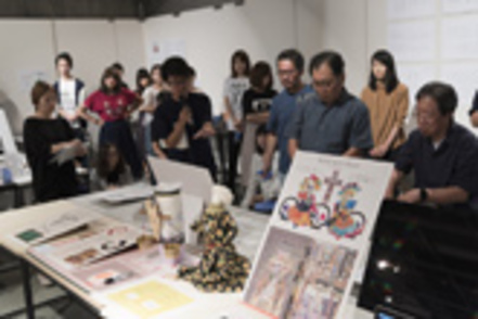 武蔵野美術大学 美大では課題ごとにプレゼンテーションが行われ、学生は自分の考えを適確に伝える力を身に付けます。