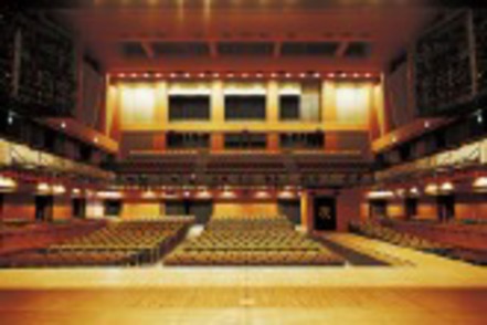京都芸術大学 852名収容可能な大劇場春秋座。古典から現代劇まで様々な舞台を年間通して上演している
