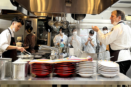 帝塚山学院大学 イタリア人シェフ指導のもとレストラン業務を体験し、食へのこだわりや経営者的視点を知ることができる探究の学び