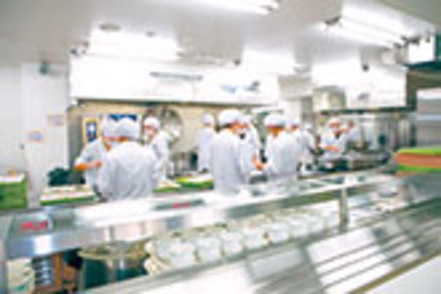 東京家政学院大学 ドライシステムを導入したオール電化の「給食経営管理実習室」。約150人分の大量調理が可能です