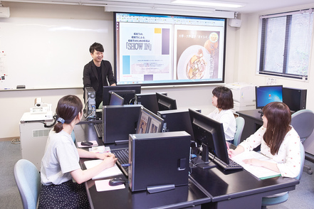 神戸松蔭大学（仮称） 日本語日本文化学科／グラフィックソフトの操作方法を学び、現在のメディア環境に見合った発信力を磨くことができます