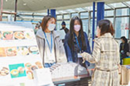 園田学園女子大学 企業や地域と協働した実践的なプロジェクトが豊富。多彩なPBL型授業でマーケティングやマネジメントのスキルを高めます。