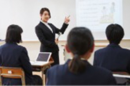 園田学園女子大学 幼・保・小に加え、中学校教諭（英語）の4つの資格から2つを選んで取得できます。