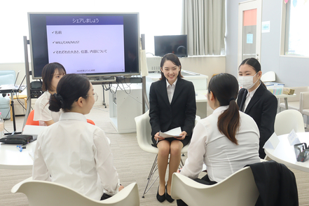 京都ノートルダム女子大学 自身のライフキャリア／ビジネスキャリアの形成を考え、対話力やプレゼンテーション力等を総合的に身につけるカリキュラム