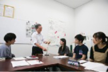 神戸国際大学 教員の指導のもと学生同士で教え合うグループ学習で理解を深めます。教員一人あたり約4名、少人数で学ぶことができます。