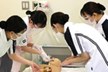兵庫医科大学 「成人看護技術演習」患者さんの状態に対して正確な判断や援助を行うため、日常生活行動・診療の援助に必要な知識や技術を修得。