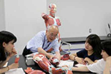 兵庫医科大学 人体の構造や機能など、医学的基礎知識もしっかり学ぶ。
