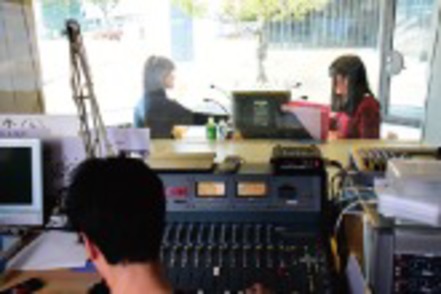 広島経済大学 【メディア情報センター1F ラジオブース】授業や学生運営FM放送局で活用。放送局では地域情報を発信中