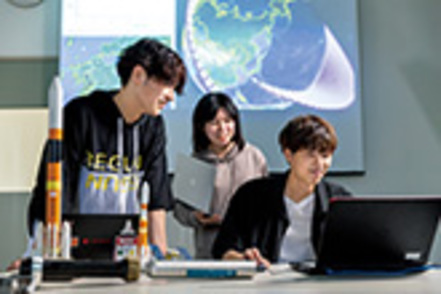 日本文理大学 ものづくりセンターでは3Dプリンタ、レーザー加工機などのデジタルツールを活用し、ものづくり分野に欠かせない先端技術を修得。
