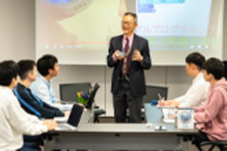 亜細亜大学 ゼミナールではディベート、グループワークなどを通してコミュニケーション力を磨きます。