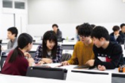 亜細亜大学 グループワークを通じて、問題解決型人材を育成。