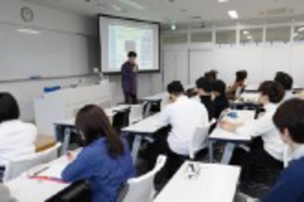 亜細亜大学 現場で活躍する実務家教員から都市の魅力を高めるための考えを学びます。