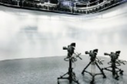 東京工芸大学 「ビデオスタジオ」調整室と連動し、実際のテレビ番組同様にスタジオ収録ができます。
