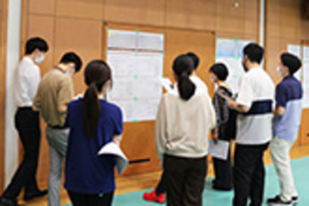 湘南医療大学 他学科と共同の授業「チーム医療論」を通して多職種連携し、最前線で活躍できる実践力を養成します。