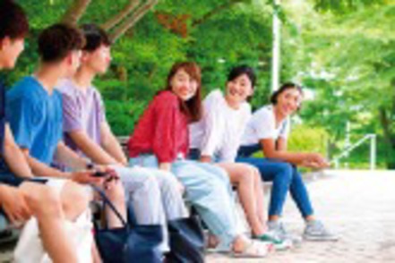拓殖大学 英語の他、11の地域言語科目を備え、留学生も多く学ぶため、留学だけでなく学内でも国際交流が可能