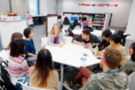 愛知大学 「グローバルラウンジ」は留学生や外国人教員と自由にコミュニケーションができるオープンスペースです