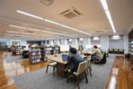 東京理科大学 経営学に関する専門書だけでなく、一般書も豊富に揃っています。経済・金融データベース等の利用も可能です。