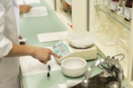 東京理科大学 高度医療対応の実習設備も充実。臨床現場同様の無菌調剤実習室、病棟実習室なども設置。
