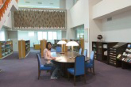 東京富士大学 閲覧室の他に、検索端末、AV設備、ブラウジングコーナーなども完備した図書館。広々とした空間で静かに勉強＆読書が可能