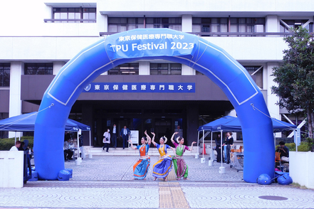 東京保健医療専門職大学 学園祭には、地域の方をはじめとして、多くの方が参加されます。