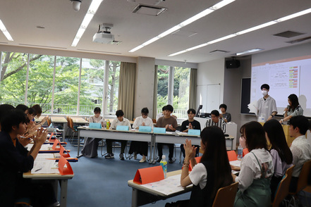 成城大学 他学部と合同で開催するゼミ対抗のディベート大会