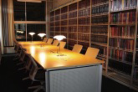 成城大学 法学資料室では、判例集などの豊富な資料を活用できます