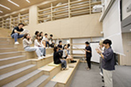 神奈川大学 4つの専門科目群を組み合わせて学ぶキャリア・ショップシステムと、より専門性を高める3つのプログラムを用意