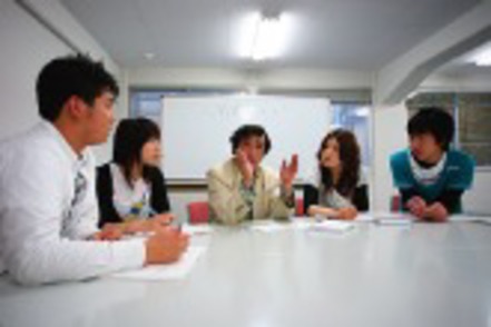 神奈川大学 「人間社会コース」では、人間社会を調査・研究することで創造性と感性を培う