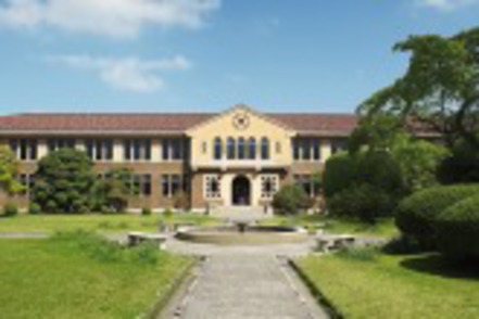 神戸女学院大学 ヴォーリズ建築の歴史ある文学館。講義室、セミナールーム、研究室が並んでいます。