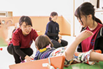 南九州大学 「子ども支援地域活動」では、ボランティア活動を通じて地域（人）との関わりや保育・教育現場の”今”を体験的に学べます