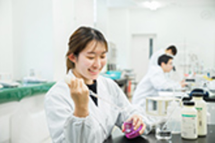 南九州大学 分子・遺伝子レベルでの学習・研究を行う食品開発科学科。地元食材を利用した研究も行われる