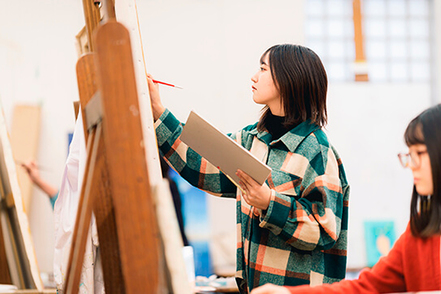 金沢学院大学 絵画専用の実習室でじっくりと作品制作に取り組むことができます