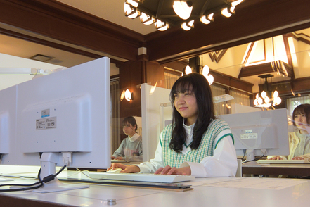武庫川女子大学 一人に1台専用の製図机とパソコンを備えたスタジオ