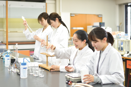 武庫川女子大学 「販売・流通」と「食品研究・開発」、特化した２つのコースで専門性を磨く食創造科学科