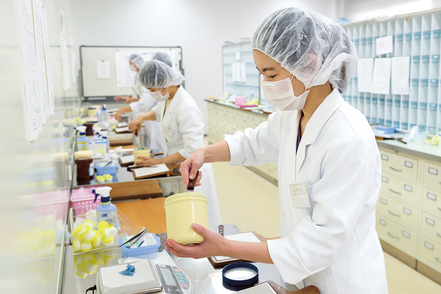 武庫川女子大学 臨床薬学教育センターでは模擬薬局や調剤室を用いた実務実習を実施