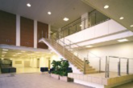 ＳＢＣ東京医療大学 キャンパスの顔ともいえる、吹き抜けの明るいエントランスホール