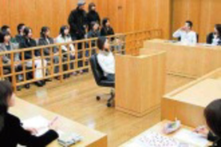 桐蔭横浜大学 本番さながらの模擬裁判が行われる法廷ゼミ室。本物の裁判所そっくりに造られています。