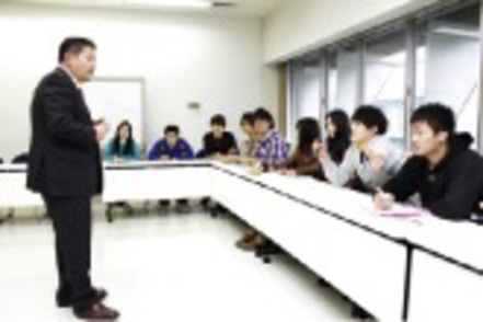 桐蔭横浜大学 「対話」を重視し、全学年にゼミナールを設置。1年次から教員と学生、学生同士が互いを高めあいます。
