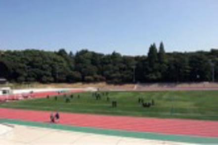 慶應義塾大学 創立150年事業で新しく整備された陸上競技場（日吉）