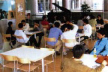 慶應義塾大学 学生コミュニケーションルーム／明るく広々とした学生たちの憩いの場です（矢上）