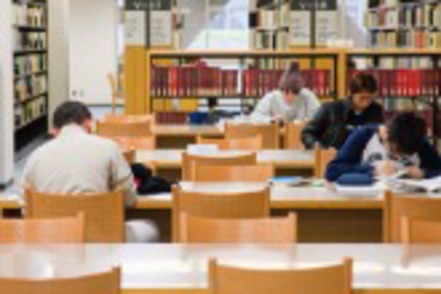 専修大学 図書館の蔵書数は約190万冊。広々とした環境の中でレポート作成や、試験準備に利用。