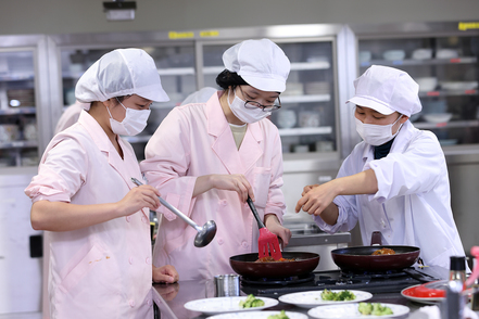 川村学園女子大学 【生活文化学科】つくる楽しさ・食べる楽しさを伝える食のエキスパートに。「食品学実験」 で食品成分について分析します
