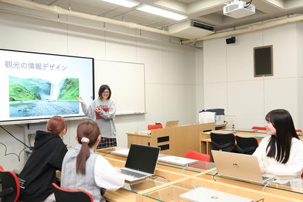 川村学園女子大学 【観光文化学科】東京の目白キャンパスで学びます。産学連携の授業や現地視察を行う授業など、多彩で実践的な授業があります