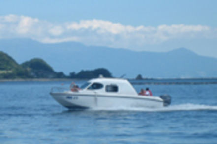 長崎総合科学大学 学生が卒業研究で製作した23FT多目的ボート。室内の広さと釣りも楽しめる前後のコックピットが特徴。