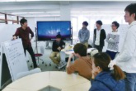 帝塚山大学 学生が主体的に研究・発表ができる施設「C3（シーキューブ）」を活用する学生たち