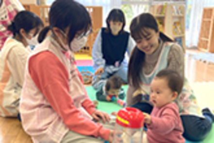 藤女子大学 子ども教育学科が毎月開催している子育て支援「お手てつないで」。