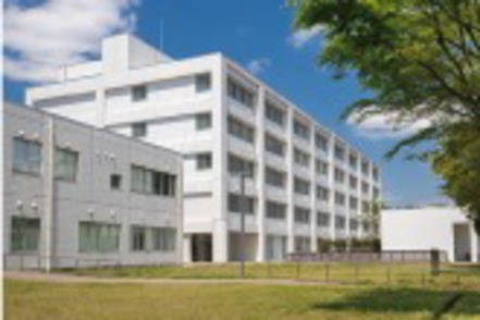 秀明大学 看護学部棟。各専門分野のための実習室のほか、自修スペースやカフェテリアもあり、快適に学修できます。