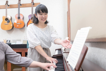 ピアノ講師として働く菊地 凛芳さん