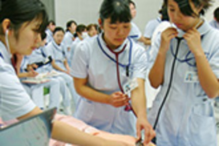 関西国際大学 心身両面の看護技術からチーム医療までを広く学ぶことができます