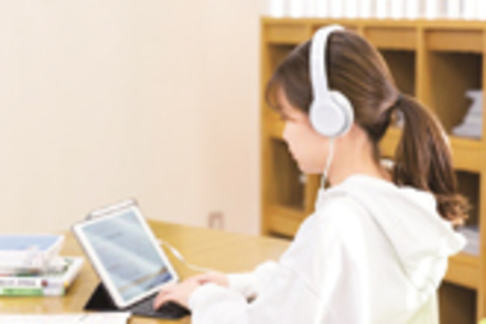 名古屋文理大学 入学生全員にタブレット端末を無償配布。全館無線LANが完備されており、学びを深めるための環境が整っています。